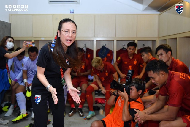 Madam Pang di ruang ganti Timnas Thailand di Piala AFF 2022. Foto: Facebook/@changsuek