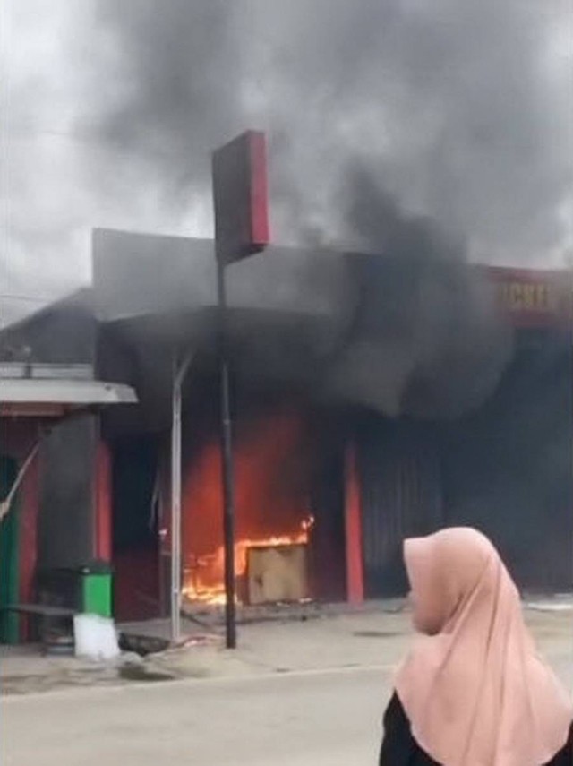 Kebakaran rumah makan Rocket Chicken, di Jalan Raya Blora-Purwodadi, turut Desa Kunduran, Kecamatan Kunduran, Kabupaten Blora, Jawa Tengah. Minggu (25/12/2022) (Foto: Dok Iatimewa)