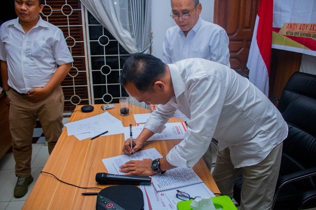 DPC Gerindra se-Sultra menandatangani pakta integritas dukung Prabowo Subianto pada Pilpres 2024. Foto: Istimewa