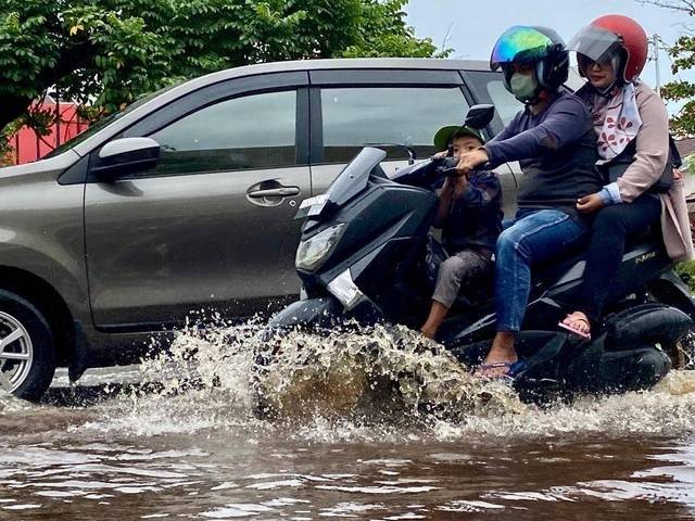 Banjir rob kembali terjadi di Kota Pontianak, pada Jumat, 23 Desember 2022. Foto: Teri/Hi!Pontianak