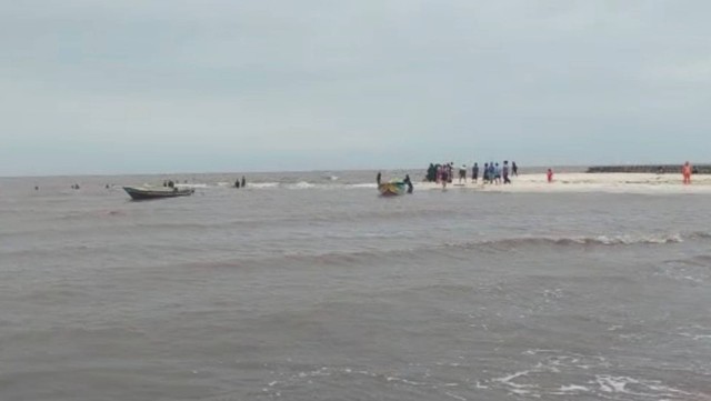 Sejumlah warga dan pengunjung berupaya mencari keberadaan korban yang terseret ombak di Pantai Tanjung Penghujan, Desa Teluk Bogam, sore tadi, Minggu (25/12). Foto: IST/InfoPBUN