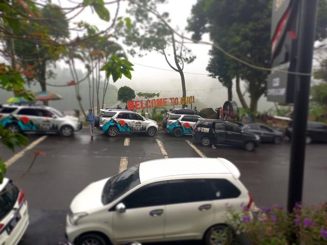 Kendaraan para wisatawan memasuki area Obyek Wisata Guci Tegal. (Bentar/Panturapost.com)