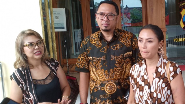 Putri PB XIII: GRAy Devi Lelyana Dewi (kanan), beserta kerabat usai melaporkan dugaan penganiayaan yang dialaminya ke Mapolresta Solo. FOTO: Agung Santoso