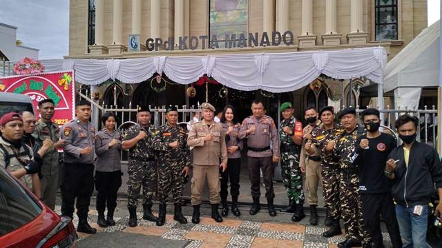 Polisi, TNI dan Banser NU menjaga pelaksanaan ibadah Natal di salah satu Gereja di Kota Manado. 