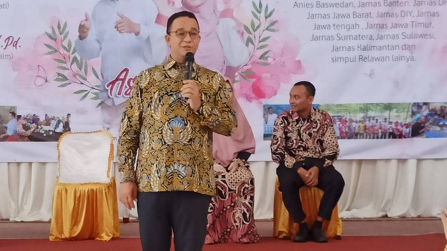 Anies Baswedan saat menghadiri acara pernikahan putri Ketua Umum DPP Jarnas Anies Baswedan di Solo, Minggu (25/12/2022). FOTO: Agung Santoso