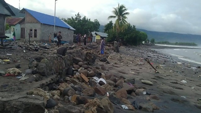 Keterangan foto:Turap penahan ombak di sepanjang pesisir pantai Desa Nangahale yang ambruk dan diterjang gelombang tinggi. Foto:istimewa.