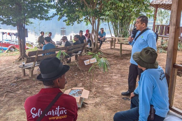 Relawan Ganjar Milenial Center (GMC) Balikpapan bersama petani setempat bergoyong royong membersihkan area Ekowisata Bamboe Wanadesa, Karang Joang, Kecamatan Balikpapan Utara, Kota Balikpapan, Kalimantan Timur, Minggu (25/12/22). Foto: Dok. Istimewa