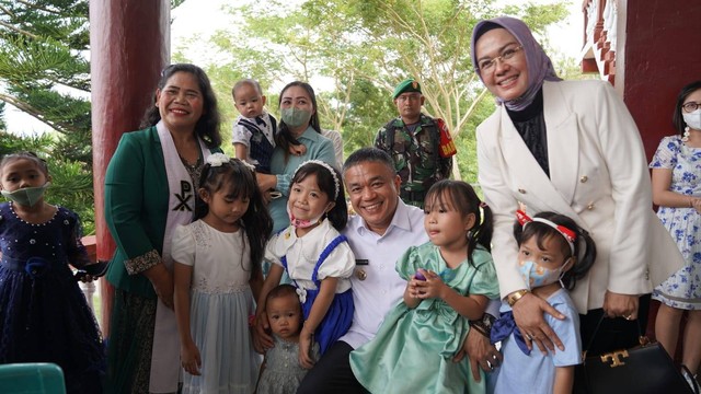 Wali Kota Palu Hadianto Rasyid bersama Istri Diah Puspitah saat memantau langsung perayaan ibadah Natal di Kota Palu, Sulawesi Tengah, Minggu (25/12). Foto: Istimewa