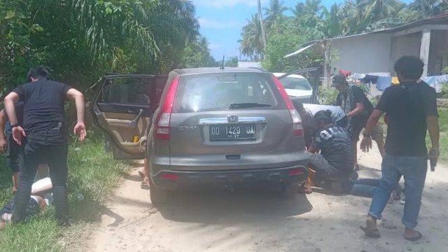 Tim Satuan Resmob Polda Sulsel membekuk dua pelaku pembobolan kantor pos di Sulsel saat kabur di Desa Sampoang, Mamuju, Sulawesi Barat. Foto: Dok. Sat Resmob Polda Sulsel