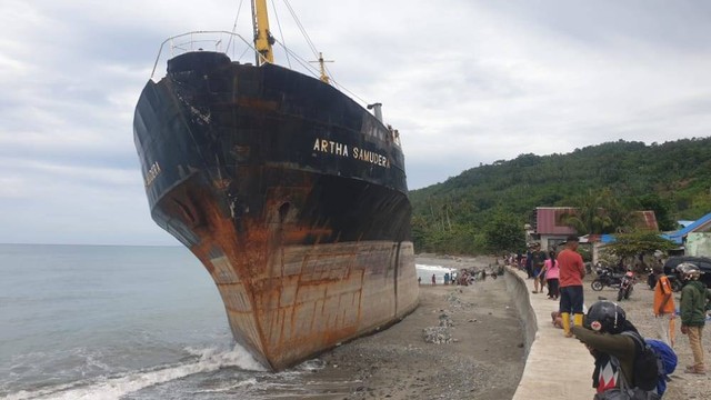 Kapal Artha Samudera Diterjang Gelombang Tinggi. Kapal Rute Nunukan-Makassar Ini Kini Terdampar di Donggala, Sulawesi Tengah. Foto: Tim PaluPoso