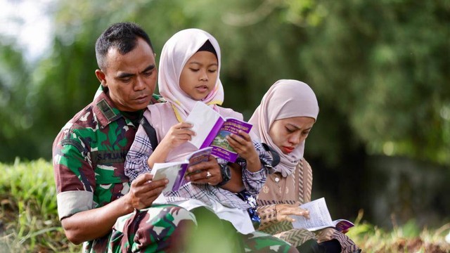 Berdoa di kuburan massal tsunami Aceh di Gampong Siron, Aceh Besar. Foto: Suparta/acehkini 