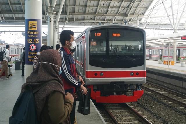 Calon penumpang menunggu KRL di Stasiun Manggarai, Jakarta pada Senin (26/12).  Foto: Iqbal Firdaus/kumparan