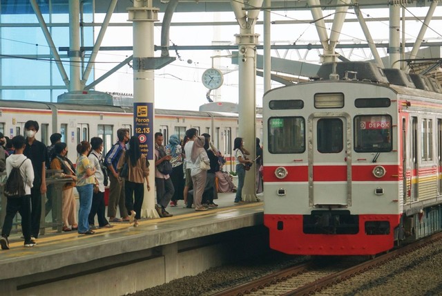 Calon penumpang menunggu KRL di Stasiun Manggarai, Jakarta pada Senin (26/12).  Foto: Iqbal Firdaus/kumparan