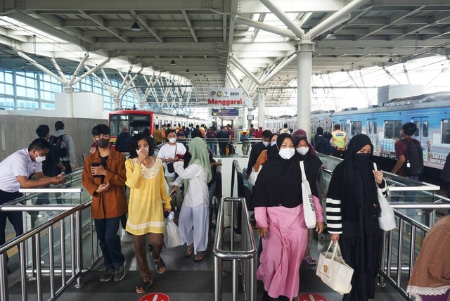 Calon penumpang menunggu KRL di Stasiun Manggarai, Jakarta pada Senin (26/12).  Foto: Iqbal Firdaus/kumparan