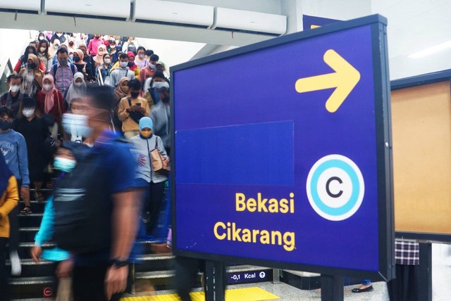 Calon penumpang menunggu KRL di Stasiun Manggarai, Jakarta pada Senin (26/12). Foto: Iqbal Firdaus/kumparan