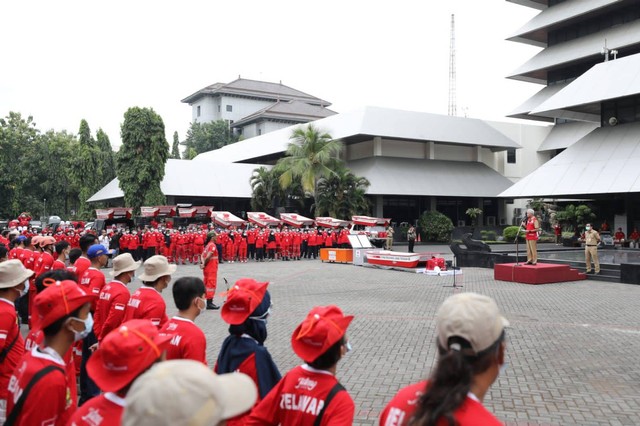 Tanggulangi Bencana, Ganjar Serahkan Perahu Hingga APD Ke Relawan PMI ...