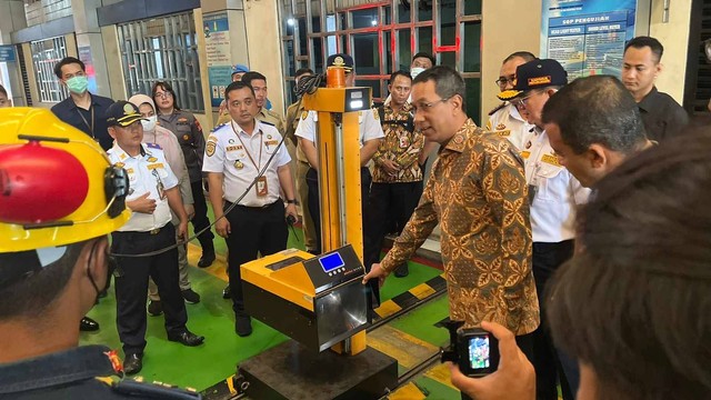Pj Gubernur Heru Budi Hartono melakukan sidak ke Unit Pengelola Pengujian Kendaraan Bermotor Ujung Menteng, Jakarta Timur, Senin (26/12/2022). Foto: Haya Syahira/kumparan