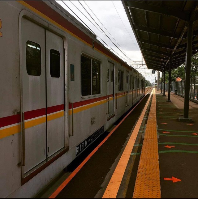 Gerbong Kereta Listrik Commuter Line berhenti untuk menurunkan penumpang di Stasiun, dok. istimewa