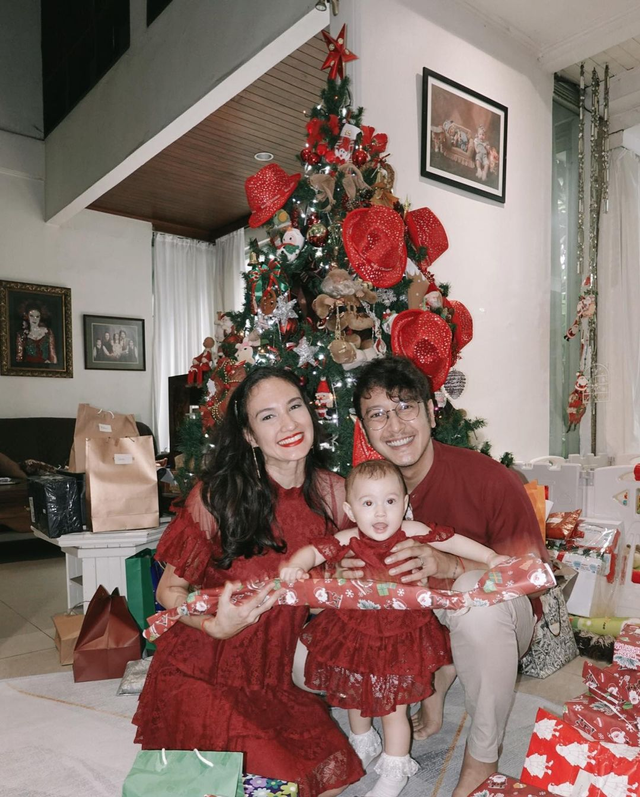 Nadine Chandrawinata rayakan Natal perdana bareng anak. Foto: Instagram/@nadinelist.