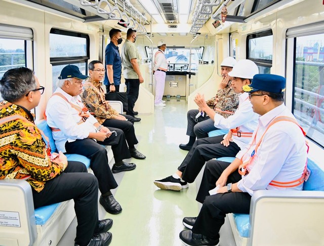 Presiden Joko Widodo meninjau Stasiun LRT Harjamukti, Jakarta Timur pada Senin, (26/12/2022). Foto: Dok. Laily Rachev - Biro Pers Sekretariat Presiden