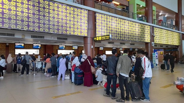 Antrean penumpang di Bandara SSK II, Kota Pekanbaru. (LARAS OLIVIA/SELASAR RIAU)