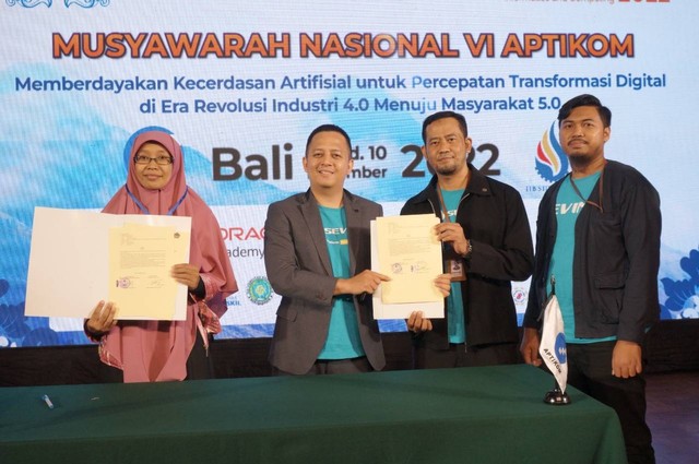 Penandatanganan MoU SEVIMA Platform dengan Univerrsitas PGRI Sumatera Barat. (Foto: Andy Pujo - SEVIMA Platform)