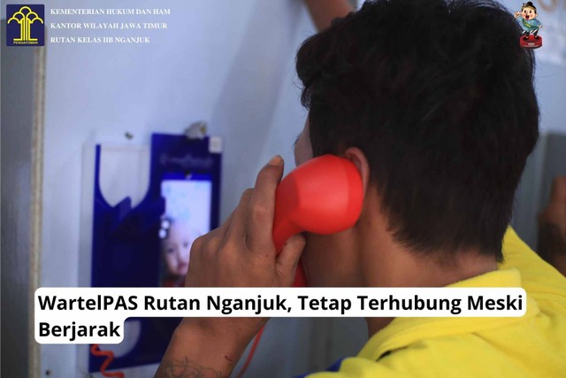 Foto Narapidana Rutan Nganjuk Melakukan VideoCall Dengan Keluarga