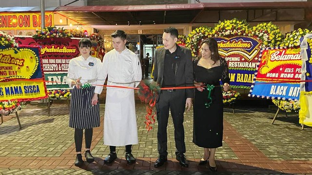 Alumni MasterChef Indonesia season 6, chef Christo dan chef Fransisca meresmikan Hong Kong Bay Resto pada Minggu (18/12) di Gading Serpong. Foto: Dok. Hong Kong Bay Resto