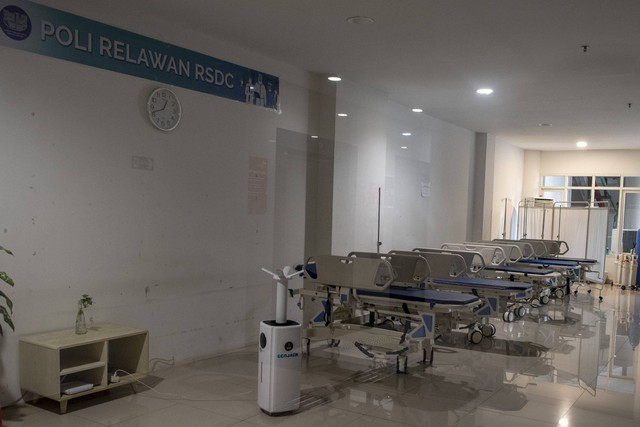 Suasana kosong salah satu ruangan perawatan di Rumah Sakit Darurat COVID-19 (RSDC) Wisma Atlet, Kemayoran, Jakarta, Senin (26/12/2022). Foto: Muhammad Adimaja/Antara Foto