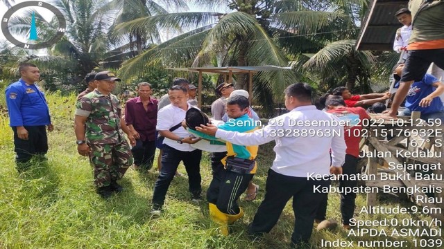 Evakuasi korban gantung diri di Kabupaten Bengkalis, Riau. (Dok. Istimewa)