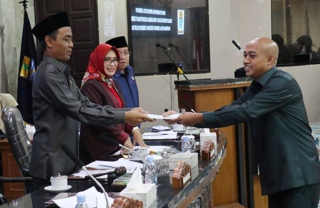 DPRD Kota Cirebon tetapkan Raperda Cirebon satu data menjadi Perda.(Humas Sekretariat DPRD Kota Cirebon)