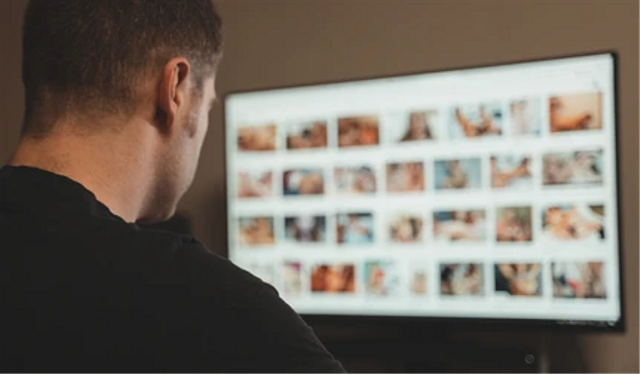 sumber:https://www.shutterstock.com/id/image-photo/man-browsing-porn-site-late-night-1894359565