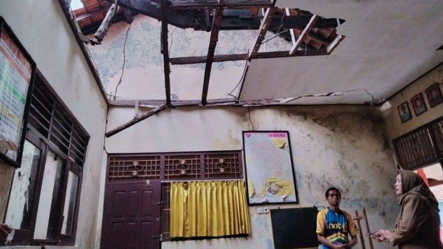 Kondisi atap ruang kelas di Sekolah Dasar Negeri 3 Kedunguter Kecamatan Brebes jebol. Bahkan, kerusakan tersebut sudah terjadi sejak awal 2020 hingga kini belum tertangani (Fajar Eko Nugroho/Panturapost)