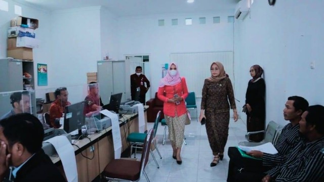 Ilustrasi: Layanan pembayaran pajak di kantor Badan Pendapatan Daerah Kabupaten Brebes