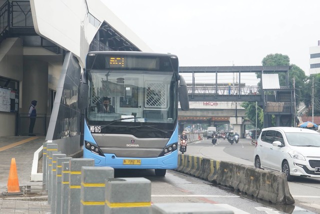 Bus melintas di Halte TransJakarta Matraman Baru di Jakarta pada Senin (26/12/2022). Foto: Iqbal Firdaus/kumparan