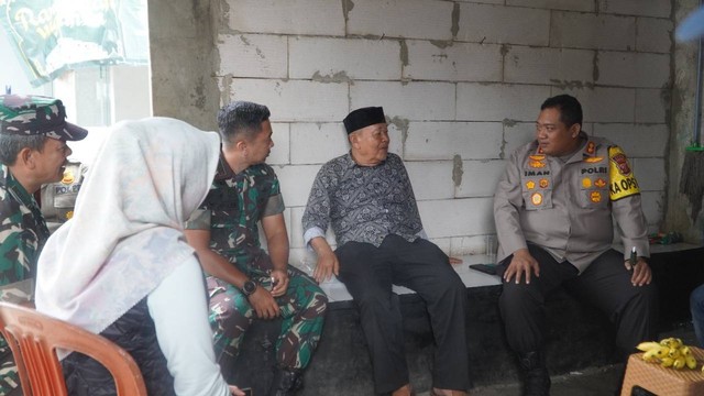 TNI dan Polri memediasi.