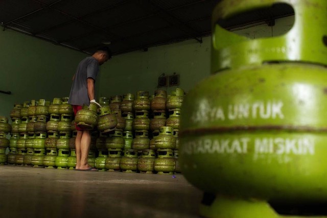 Karyawan membongkar muat tabung gas LPG 3 kg di sebuah agen di Mampang Prapatan, Jakarta, Kamis (30/6/2022). Foto: Subur Atmamihardja/Antara Foto