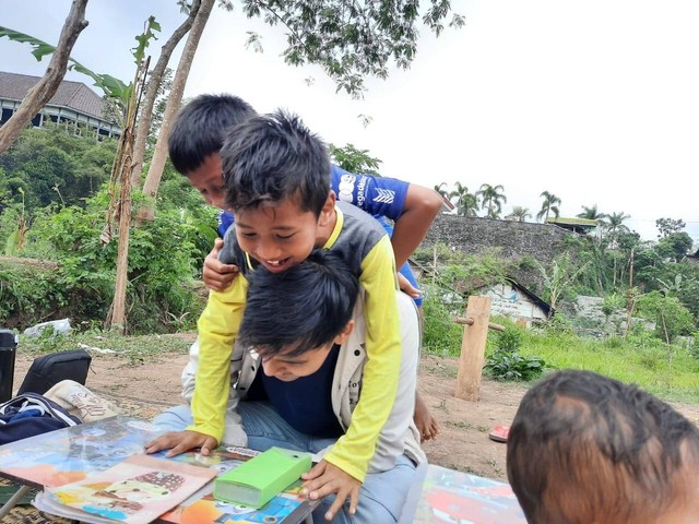 Muhammad Faiz bersama anak-anak