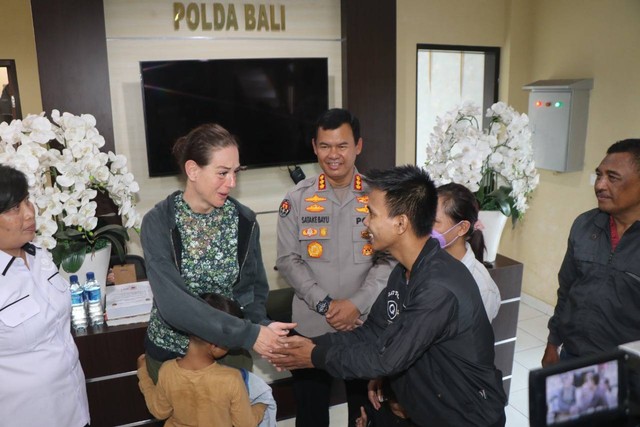 Turis Inggris saat dipertemukan dengan sopir yang sempat membawa anaknya di Polda Bali - IST