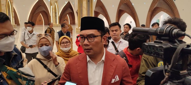 Gubernur Jabar Ridwan Kamil saat memberi keterangan terkait pembangunan Masjid Raya Al-Jabbar di Gedebage, Bandung. Foto: Rachmadi Rasyad/kumparan