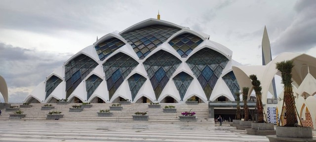 Masjid Raya Al-Jabbar di Gedebage Bandung yang akan diresmikan Ridwan Kamil. Foto: Rachmadi Rasyad/kumparan