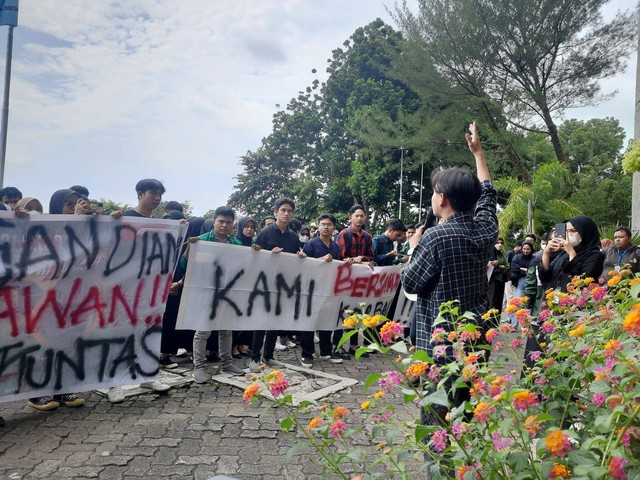 Aksi unjuk rasa Aliansi Mahasiswa Universitas Andalas (Unand) menuntut tindak tegas kampus menangani kasus pelecehan seksual yang diduga dilakukan oleh oknum dosen, Senin (26/12/2022). Foto: Ariyanti/Langkan 