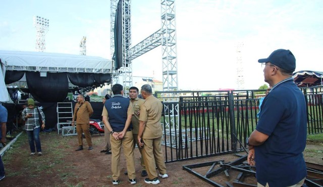 Wali Kota Ternate, M. Tauhid Soleman meninjau panggung acara konser Band Kotak dan Naff di Stadium Gelora Kieraha. Foto: Istimewa