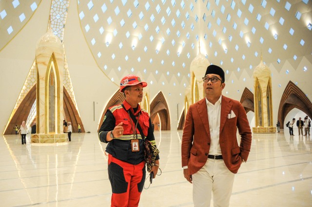 Gubernur Jawa Barat Ridwan Kamil meninjau bagian dalam Masjid Al Jabbar di Gedebage, Bandung, Jawa Barat, Senin (26/12/2022).  Foto: Raisan Al Farisi/ANTARA FOTO