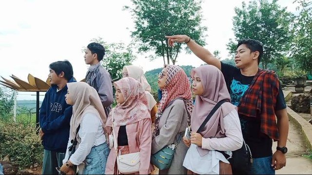 Para mahasiswa Prodi PBI Umsida saat menjadi pembelajaran outdoor di Yogyakarta. foto/humas Umsida