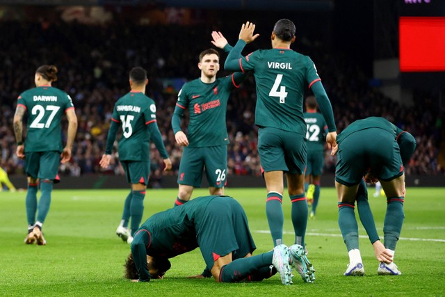 Selebrasi pemain Liverpool Mohamed Salah usai mencetak gol ke gawang Aston Villa pada pertandingan lanjutan Liga Inggris di Villa Park, Birmingham, Inggris. Foto: Carl Recine/REUTERS
