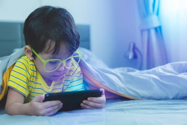 Ilustrasi Anak Bermain Gadget(Sumber : https://www.pexels.com/id-id/pencarian/anak%20bermain%20hp/)