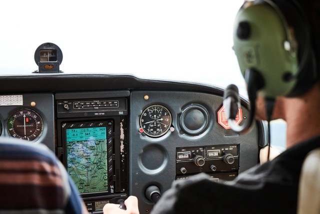 Ilustrasi kokpit di pesawat Cessna. Foto: Naj Ativk/Shutterstock