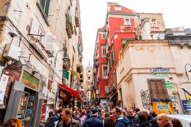 Ilustrasi jalan Naples di Italia. Foto: ColorMaker/Shutterstock