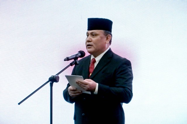 Ketua KPK Firli Bahuri menyampaikan amanat saat upacara Peringatan Hari Bakti KPK di Gedung Juang KPK, Jakarta, Selasa (27/12/2022). Foto: Jamal Ramadhan/kumparan